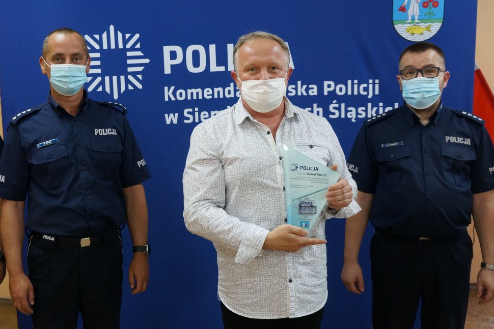 Komendant miejski Policji w siemianowicach Śląskich, I Zastępca Komendanta oraz policjant odchodzący na emeryturę