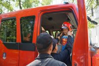 dzieci zwiedzają wóz strażacki