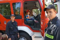 dzieci zwiedzają wóz strażacki