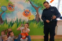 policjanci z wizytą u dzieci