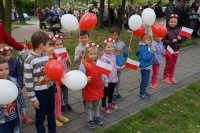 przedszkolaki z flagami i balonami biało-czerwonymi