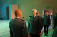 dowódca uroczystości składa meldunek Zastępcy Komendanta Wojewódzkiego Policji