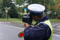 policjant z drogówki z miernikiem prędkości