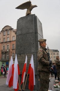 pomnik i warta honorowa żołnierza