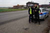 policjant i strażnik miejski z dronem