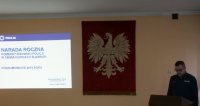 Komendant Miejski Policji w Siemianowicach referuje wyniki wyświetlane na slajdzie