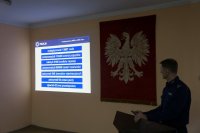 I Zastępca Komendanta Miejskiego w Siemianowicach referuje wyniki z wyświetlanego slajdu