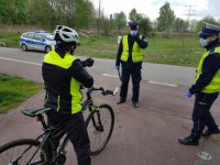 policjanci kontrolują rowerzystę