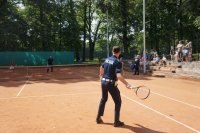 policjanci grają z dziećmi w tenisa