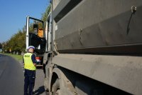 policjant z drogówki stoi przy ciężarówce