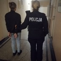 policjantka idzie z zatrzymaną kobietą