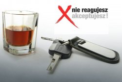 kluczki samochodowe, szklanka z alkoholem i napis nie reagujesz-akceptujesz