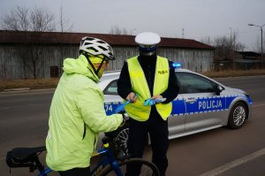 policjant z rowerzystą